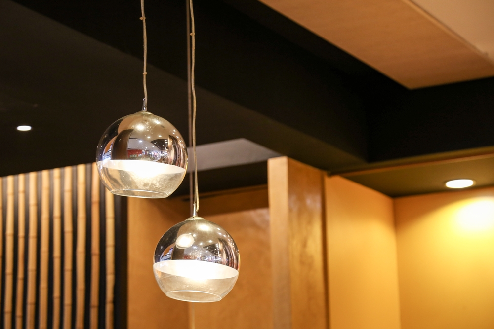 Modern,Style,Lamps,Combine,Metal,With,Glass,Hanging,From,The