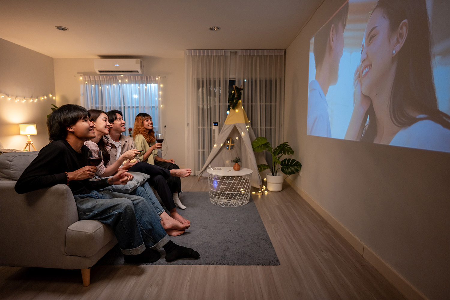 How to Plan a Cozy Movie Night at Home for Family and Friends