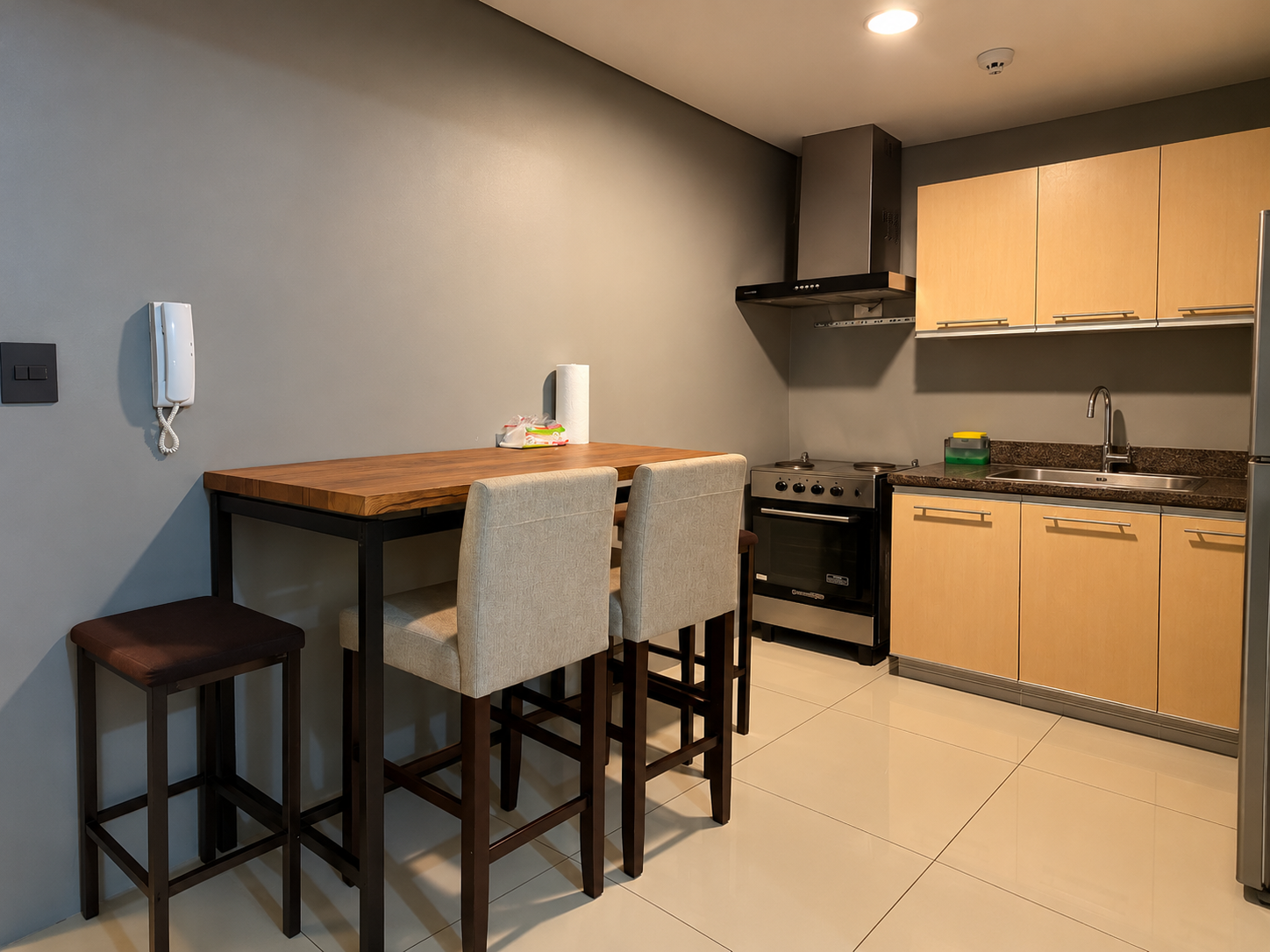 Modern Kitchenette and Breakfast Bar