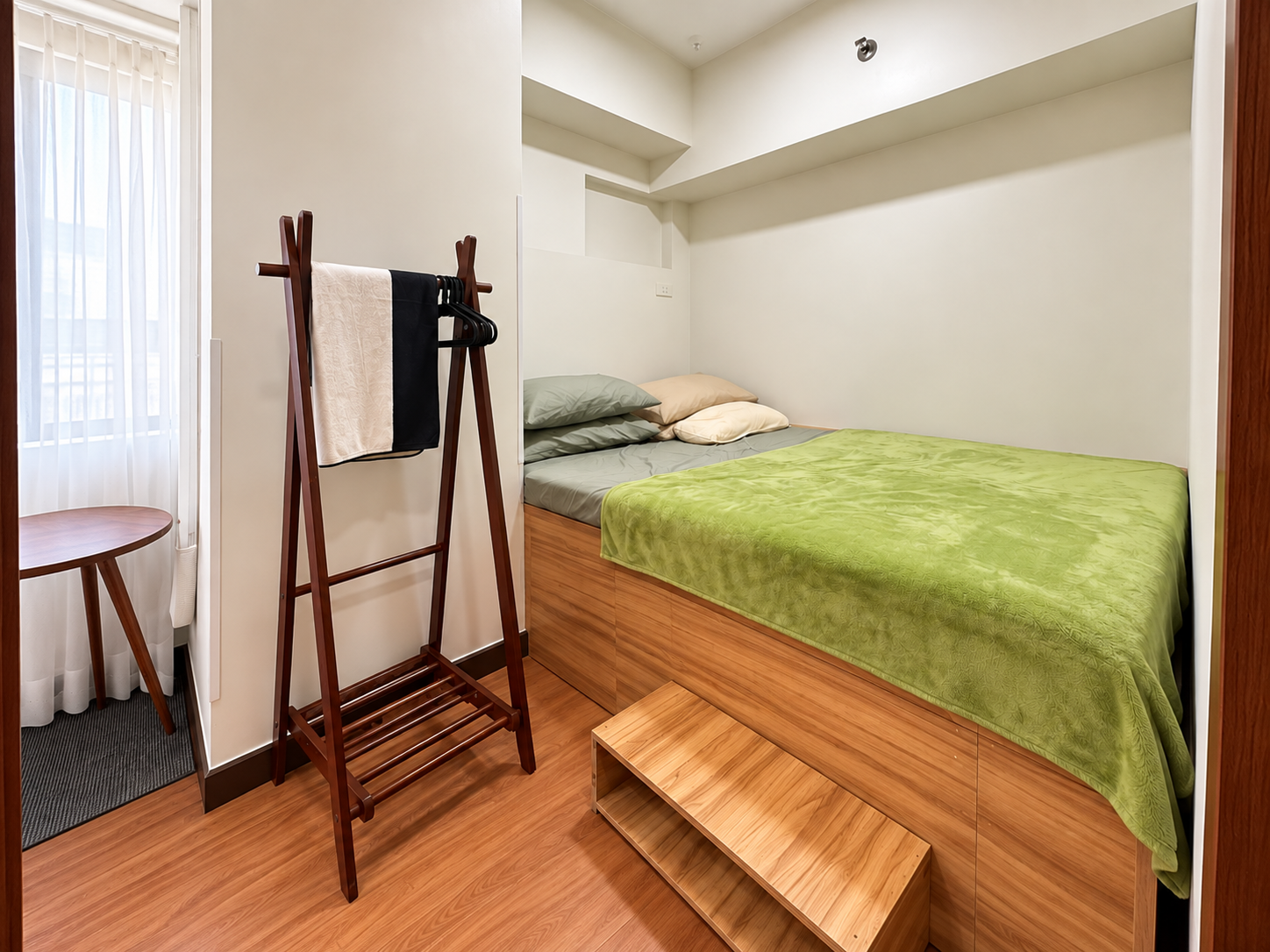 Cozy Minimalist Bedroom with Green Bedspread