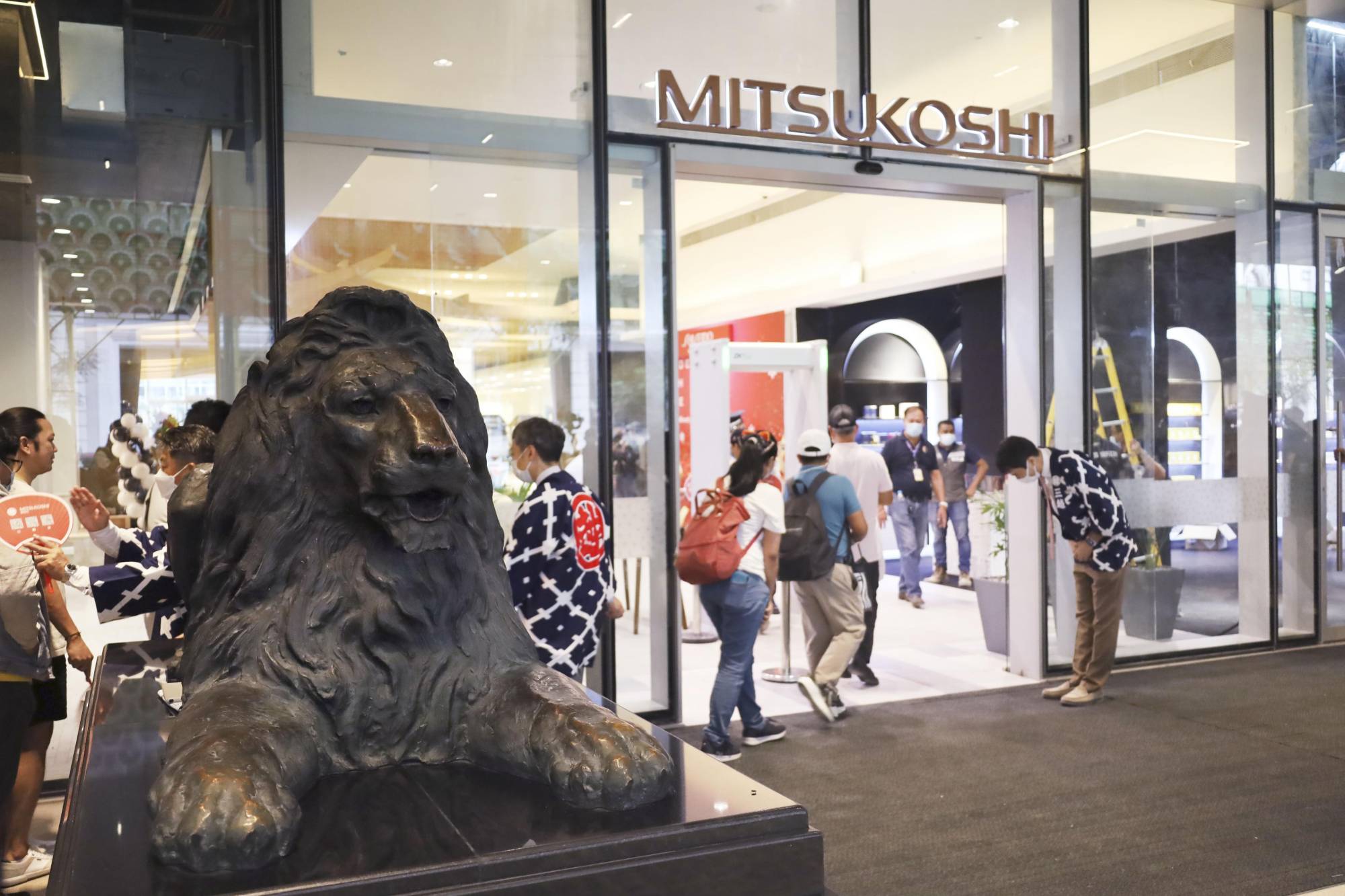 mitsukoshi entrance